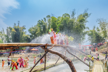 村寨互相泼水，互祝吉祥、幸福、健康。一边呼喊“水！水！水！”，场面十分壮观。138****8637-傣族泼水节组照8.JPG