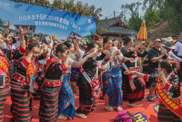 “浇花节”是祝贺新年的开始，祝愿人们生活快乐、健康长寿。-138****8637-德昂族浇花节12.JPG