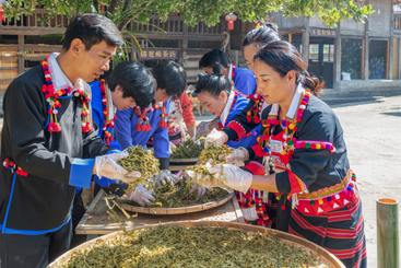 第三道工艺是土坑发酵。把蒸熟后的茶叶铺在簸箕上充分冷却，装入竹筒里一层层压实用新鲜芭蕉叶封口埋入土坑，让茶叶在地下慢慢发酵6个月。-138****8637-嚼在嘴里凝固的山泉——德昂族酸茶组照3.JPG