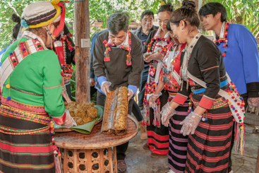 第三道工艺是土坑发酵，让茶叶在地下慢慢发酵6个月。发酵好的酸茶用传统的石质脚碓舂烂，揉成小团，压成饼状，日晒两天左右再剪成小块，接着再暴晒五天，酸茶成品便制作完成。-138****8637-嚼在嘴里凝固的山泉——德昂族酸茶组照5.JPG