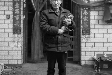老杨，河南省南阳市新野县人，畅销书《最后的耍猴人》中的主角，行走江湖、走南闯北，街头耍猴卖艺40余年。