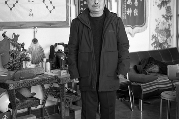 杨先生，河南省安阳市汤阴县人，原为羑里城小学教师，任教6年，从1988年起推周易八卦至今，已有30余年。