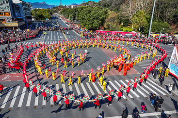 组照4 ：2025年2月8日，浦江县春节板凳龙民俗踩街活动。