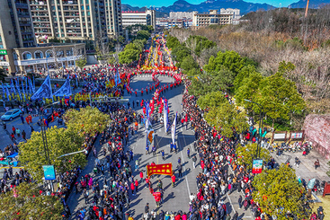 组照1 ：2025年2月8日，浦江县春节板凳龙民俗踩街活动。