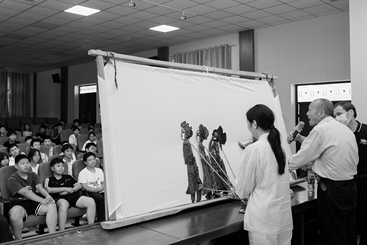汤格皮影进校园传承表演