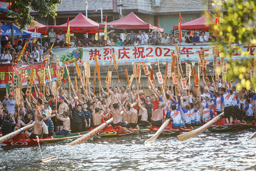 Z38540-4-277263-139****6233-七甲社龙舟赛-举桨庆祝.jpg