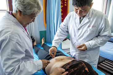 Z38568-2-277263-135****8708-《传承非遗“针”情脉脉》组07【师徒传承针灸疗法】胡济修135****8708.摄于2025年3月18日北京同仁堂承德中医医院针灸科。_DSC0754.jpg
