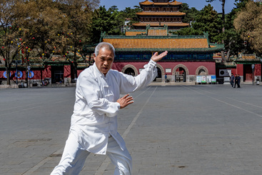 Z38568-3-277263-135****8708-组照04《古寺前太极拳展示》胡济修135****8708。摄于2024年4月15日河北省承德市避暑山庄外庙普宁寺广场。太极拳老师在展示杨氏太极拳24式套路。胡济修135****8708_DSC7682.jpg