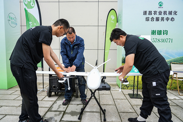 Z38589-1-277263-189****1986-5-《给数字农业监测无人机丝装机中》.JPG