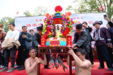 《抢花炮第一名颁奖》