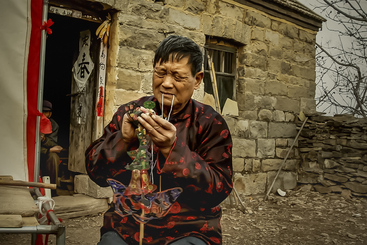 皮影戏传人邢如雨（组照4）.jpg——邢如雨的皮影戏道具都是自己做的。