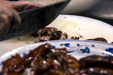 装盘上桌后的青松毛烤鸭，外皮酥红润泽，鸭肉味道鲜嫩清香，软而不粘。再配上椒盐、葱花、酱等，即可开吃。