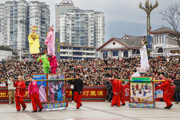 Z38667-4-277263-130****4267-闹元宵的四代非遗传承人（组照-1）当地春节文化一部分的省级非遗晏场高台，有400多年的历史，以“奇、险、高”见长，将戏剧、杂技、绘画、音乐等艺术融为一体，是一种典型的舞台可移动艺术，极受群众喜爱。