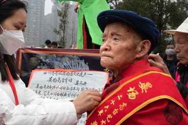 Z38667-4-277263-130****4267-闹元宵的四代非遗传承人（组照-2）90高龄的张学荣老人担任晏场高台总编导已26年了，如今仍活跃在传帮带岗位上。