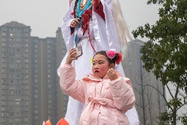 Z38667-4-277263-130****4267-闹元宵的四代非遗传承人（组照-6）一名八岁的小演员也参加了演出活动。