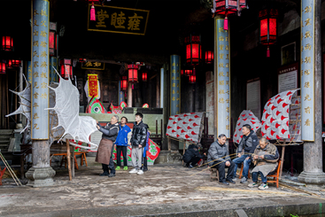 Z38676-1-277263-189****0898-02在祠堂里制作大鱼灯.jpg