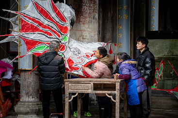 Z38676-1-277263-189****0898-04在糊好的纸上画鱼灯的图案.jpg