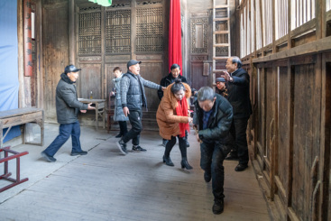 Z38676-2-277263-189****0898-6古戏台上副团长兼艺术指导朱祝新指导排练x.jpg
