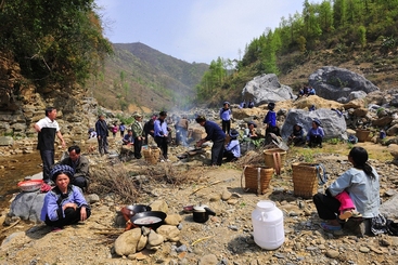 8村民欢度三月三