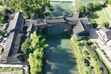1，浙江泰顺廊桥--北涧桥。始建于清康熙十三年(1674年)，全国重点文物保护单位。