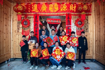 Z38717-3-277263-133****9867-8.新房在2024年春节前建成，房主吴正华夫妇、两个儿子与父母兄弟姐妹的全家福.jpg