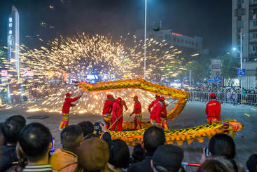 《火龙铁花映蛇年》组照1.jpg