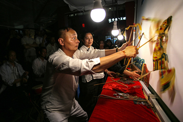 Z38776-5-277263-180****3295-《古街来了皮影戏》（组照之2）.jpg