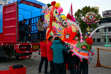 《浦江进京板凳龙闹新春》8-8、2月8日，金华市浦江县参加“过年——春节主题展”的板凳龙，在2025年春节浦江板凳龙踩街表演活动结束后正装车准备长途跋涉去北京。