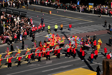 《浦江进京板凳龙闹新春》8-5、2月8日，在浦江县街头，参加“过年——春节主题展”的板凳龙（红衣舞龙者）正在参加2025年春节浦江板凳龙踩街表演活动。