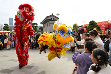 《舞狮迎新春》6-5、2025年1月30日，浙江金华，游人在金华市婺州古城景区万佛塔广场观看舞狮表演。