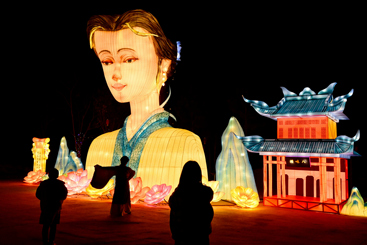 《璀璨花灯迎新春》6-4、游人在《李清照·八咏楼》造型灯组前赏灯、打卡。