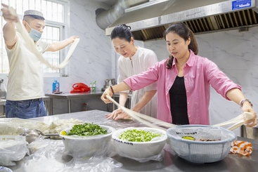 Z38796-3-277263-189****5158-7组图43T0A4417-1标题：民族特色美食拼成民族团结“套餐”——6月5日下午，青阳县委统战部、县文明办、县公安局等单位在蓉城镇长龙社区开展“我们的节日?我们的美食”共庆端午佳节活动。活动现场热烈，大家分享包粽子的技巧，来自青海、新疆的来青经营户现场制作热气腾腾的兰州拉面、手抓羊肉饭、馕饼等。大家边交流民族特色美食，边畅叙端午传统文化，展现了各族群众像石榴籽一样紧紧抱在一起的生动场景。.jpg