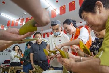 Z38796-3-277263-189****5158-7组图33T0A4254-1标题：民族特色美食拼成民族团结“套餐”——6月5日下午，青阳县委统战部、县文明办、县公安局等单位在蓉城镇长龙社区开展“我们的节日?我们的美食”共庆端午佳节活动。活动现场热烈，大家分享包粽子的技巧，来自青海、新疆的来青经营户现场制作热气腾腾的兰州拉面、手抓羊肉饭、馕饼等。大家边交流民族特色美食，边畅叙端午传统文化，展现了各族群众像石榴籽一样紧紧抱在一起的生动场景。.jpg