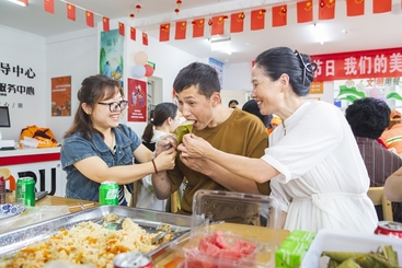 Z38796-3-277263-189****5158-7组图73T0A4654-1标题：民族特色美食拼成民族团结“套餐”——6月5日下午，青阳县委统战部、县文明办、县公安局等单位在蓉城镇长龙社区开展“我们的节日?我们的美食”共庆端午佳节活动。活动现场热烈，大家分享包粽子的技巧，来自青海、新疆的来青经营户现场制作热气腾腾的兰州拉面、手抓羊肉饭、馕饼等。大家边交流民族特色美食，边畅叙端午传统文化，展现了各族群众像石榴籽一样紧紧抱在一起的生动场景。.jpg