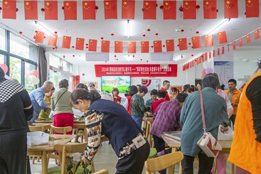 Z38796-3-277263-189****5158-7组图13T0A4318-1标题：民族特色美食拼成民族团结“套餐”——6月5日下午，青阳县委统战部、县文明办、县公安局等单位在蓉城镇长龙社区开展“我们的节日?我们的美食”共庆端午佳节活动。活动现场热烈，大家分享包粽子的技巧，来自青海、新疆的来青经营户现场制作热气腾腾的兰州拉面、手抓羊肉饭、馕饼等。大家边交流民族特色美食，边畅叙端午传统文化，展现了各族群众像石榴籽一样紧紧抱在一起的生动场景。.jpg