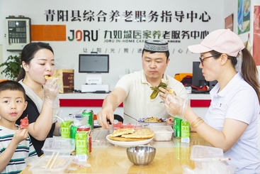 Z38796-3-277263-189****5158-7组图63T0A4638-1标题：民族特色美食拼成民族团结“套餐”——6月5日下午，青阳县委统战部、县文明办、县公安局等单位在蓉城镇长龙社区开展“我们的节日?我们的美食”共庆端午佳节活动。活动现场热烈，大家分享包粽子的技巧，来自青海、新疆的来青经营户现场制作热气腾腾的兰州拉面、手抓羊肉饭、馕饼等。大家边交流民族特色美食，边畅叙端午传统文化，展现了各族群众像石榴籽一样紧紧抱在一起的生动场景。.jpg