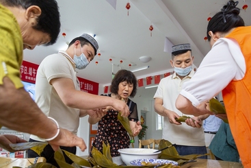 Z38796-3-277263-189****5158-7组图23T0A4221-1标题：民族特色美食拼成民族团结“套餐”——6月5日下午，青阳县委统战部、县文明办、县公安局等单位在蓉城镇长龙社区开展“我们的节日?我们的美食”共庆端午佳节活动。活动现场热烈，大家分享包粽子的技巧，来自青海、新疆的来青经营户现场制作热气腾腾的兰州拉面、手抓羊肉饭、馕饼等。大家边交流民族特色美食，边畅叙端午传统文化，展现了各族群众像石榴籽一样紧紧抱在一起的生动场景。.jpg