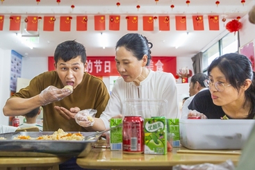 Z38796-3-277263-189****5158-7组图53T0A4586-1标题：民族特色美食拼成民族团结“套餐”——6月5日下午，青阳县委统战部、县文明办、县公安局等单位在蓉城镇长龙社区开展“我们的节日?我们的美食”共庆端午佳节活动。活动现场热烈，大家分享包粽子的技巧，来自青海、新疆的来青经营户现场制作热气腾腾的兰州拉面、手抓羊肉饭、馕饼等。大家边交流民族特色美食，边畅叙端午传统文化，展现了各族群众像石榴籽一样紧紧抱在一起的生动场景。.jpg