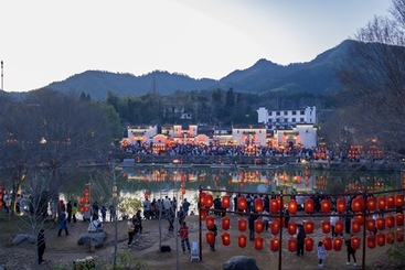 Z38796-4-277263-189****5158-二、组图6DJI_0972-1标题：古村非遗过大年，时间：2025年2月4日，地点：安徽省黄山市徽州区呈坎镇呈坎村，简介：安徽省黄山市徽州区呈坎镇呈坎村不断挖掘和利用当地的文化资源，举办了一系列丰富多彩的文化活动，不仅提升了古村知名度和美誉度，也为当地经济社会发展注入了新的活力。鱼灯巡游是呈坎村过年期间的重要活动之一。鱼灯在节日翩翩起舞，寓意风调雨顺、年年有余。为广大游客和当地居民带来更多的欢乐和惊喜。.jpg