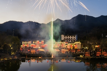 Z38796-6-277263-189****5158-三、组图1DJI_0027-1标题：千年古村鱼灯舞，时间：2025年2月4日，地点：安徽省黄山市徽州区呈坎镇呈坎村，简介：安徽省黄山市徽州区呈坎镇呈坎村不断挖掘和利用当地的文化资源，举办了一系列丰富多彩的文化活动，不仅提升了古村知名度和美誉度，也为当地经济社会发展注入了新的活力。鱼灯巡游是呈坎村过年期间的重要活动之一。鱼灯在节日翩翩起舞，寓意风调雨顺、年年有余。为广大游客和当地居民带来更多的欢乐和惊喜。.jpg