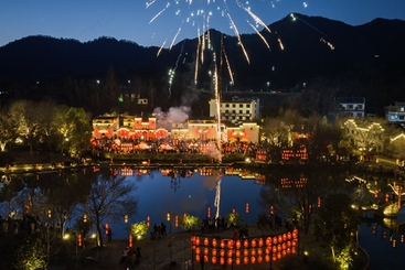 Z38796-6-277263-189****5158-三、组图4DJI_0190-1标题：千年古村鱼灯舞，时间：2025年2月4日，地点：安徽省黄山市徽州区呈坎镇呈坎村，简介：安徽省黄山市徽州区呈坎镇呈坎村不断挖掘和利用当地的文化资源，举办了一系列丰富多彩的文化活动，不仅提升了古村知名度和美誉度，也为当地经济社会发展注入了新的活力。鱼灯巡游是呈坎村过年期间的重要活动之一。鱼灯在节日翩翩起舞，寓意风调雨顺、年年有余。为广大游客和当地居民带来更多的欢乐和惊喜。.jpg