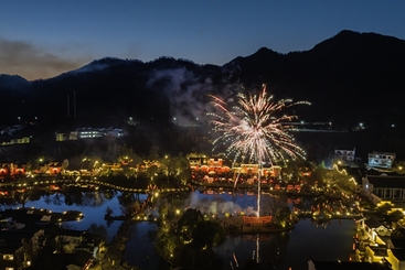 Z38796-6-277263-189****5158-三、组图5DJI_0254-3标题：千年古村鱼灯舞，时间：2025年2月4日，地点：安徽省黄山市徽州区呈坎镇呈坎村，简介：安徽省黄山市徽州区呈坎镇呈坎村不断挖掘和利用当地的文化资源，举办了一系列丰富多彩的文化活动，不仅提升了古村知名度和美誉度，也为当地经济社会发展注入了新的活力。鱼灯巡游是呈坎村过年期间的重要活动之一。鱼灯在节日翩翩起舞，寓意风调雨顺、年年有余。为广大游客和当地居民带来更多的欢乐和惊喜。.jpg
