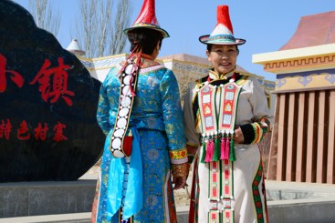 裕固族服饰前后展示3.jpg