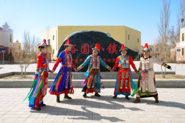 色彩艳丽的裕固族服饰4.jpg