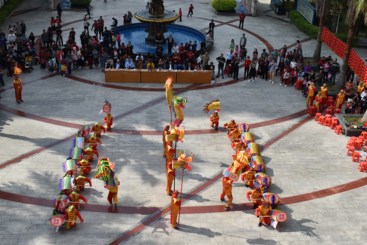 深圳龙岗平湖大年初一春节舞纸龙民俗