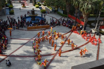 深圳龙岗平湖大年初一春节舞纸龙民俗