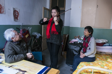 《像鹰一样飞翔-记残疾剪纸艺术家阎铁鲁》同是残疾人的妻子，程度较轻，他们有一个健康的在欧洲留学艺术的女儿。