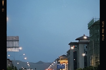 敦煌人民下班场景，鸣沙山为背景