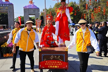 《飘色巡游闹新春——凤求凰》