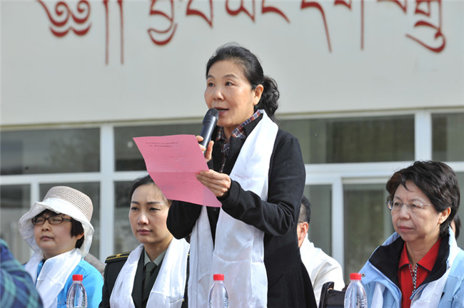 “穿新衣 读新书 看新剧”公益项目 暨女摄影家红原采风活动在四